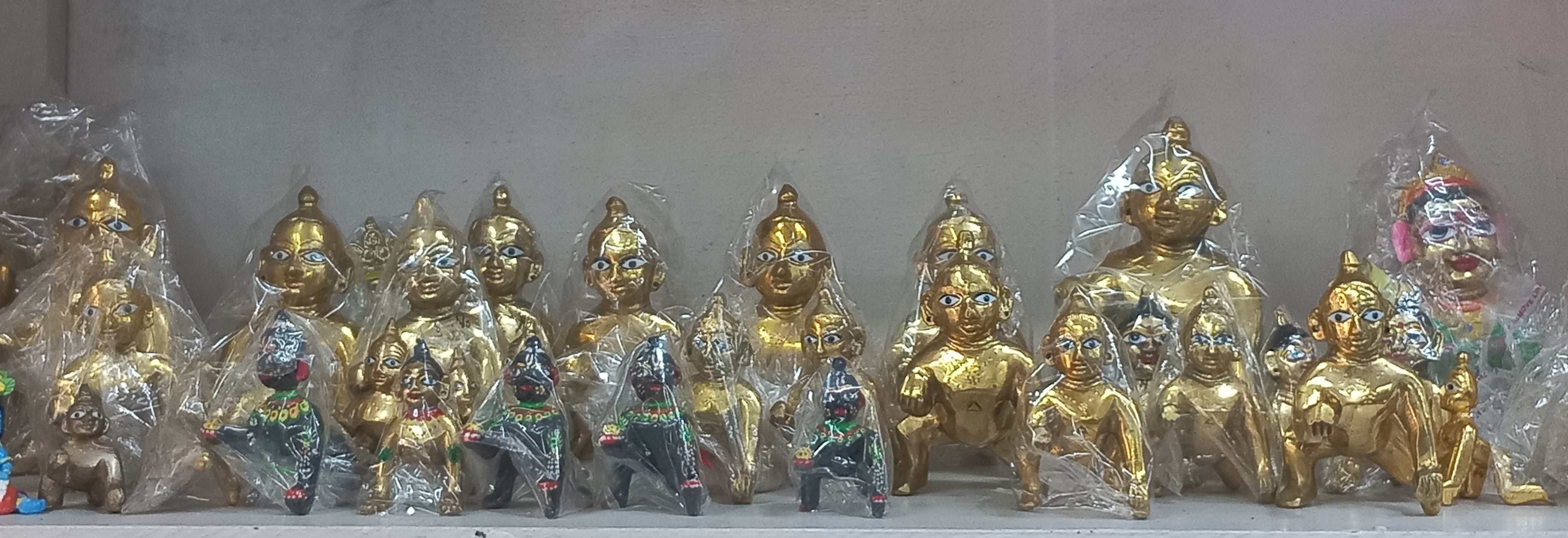 कुरुक्षेत्र। बाजार में श्री कृष्ण जन्माष्टमी पर्व को लेकर खरीदारी करती महिला। संवाद