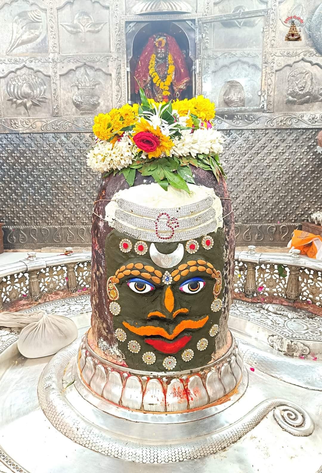 मस्तक पर दिखे त्रिपुंड और चंद्र आज भस्म आरती में कुछ ऐसे सजे बाबा महाकाल मस्तक पर दिखे त्रिपुंड और चंद्र आज भस्म आरती में कुछ ऐसे सजे बाबा महाकाल