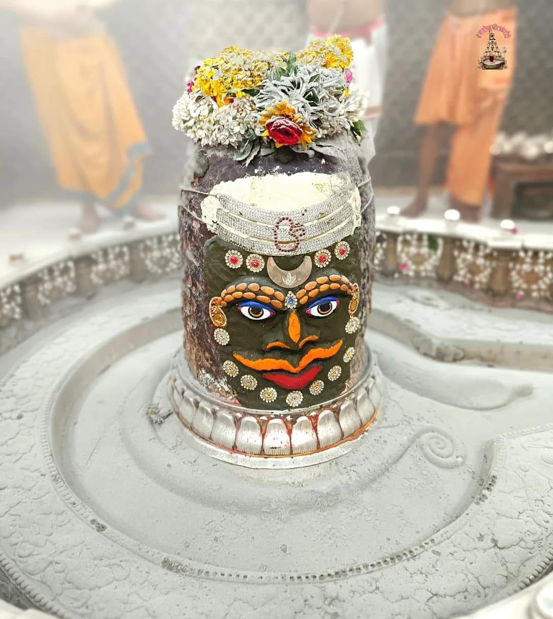 मस्तक पर दिखे त्रिपुंड और चंद्र आज भस्म आरती में कुछ ऐसे सजे बाबा महाकाल मस्तक पर दिखे त्रिपुंड और चंद्र आज भस्म आरती में कुछ ऐसे सजे बाबा महाकाल