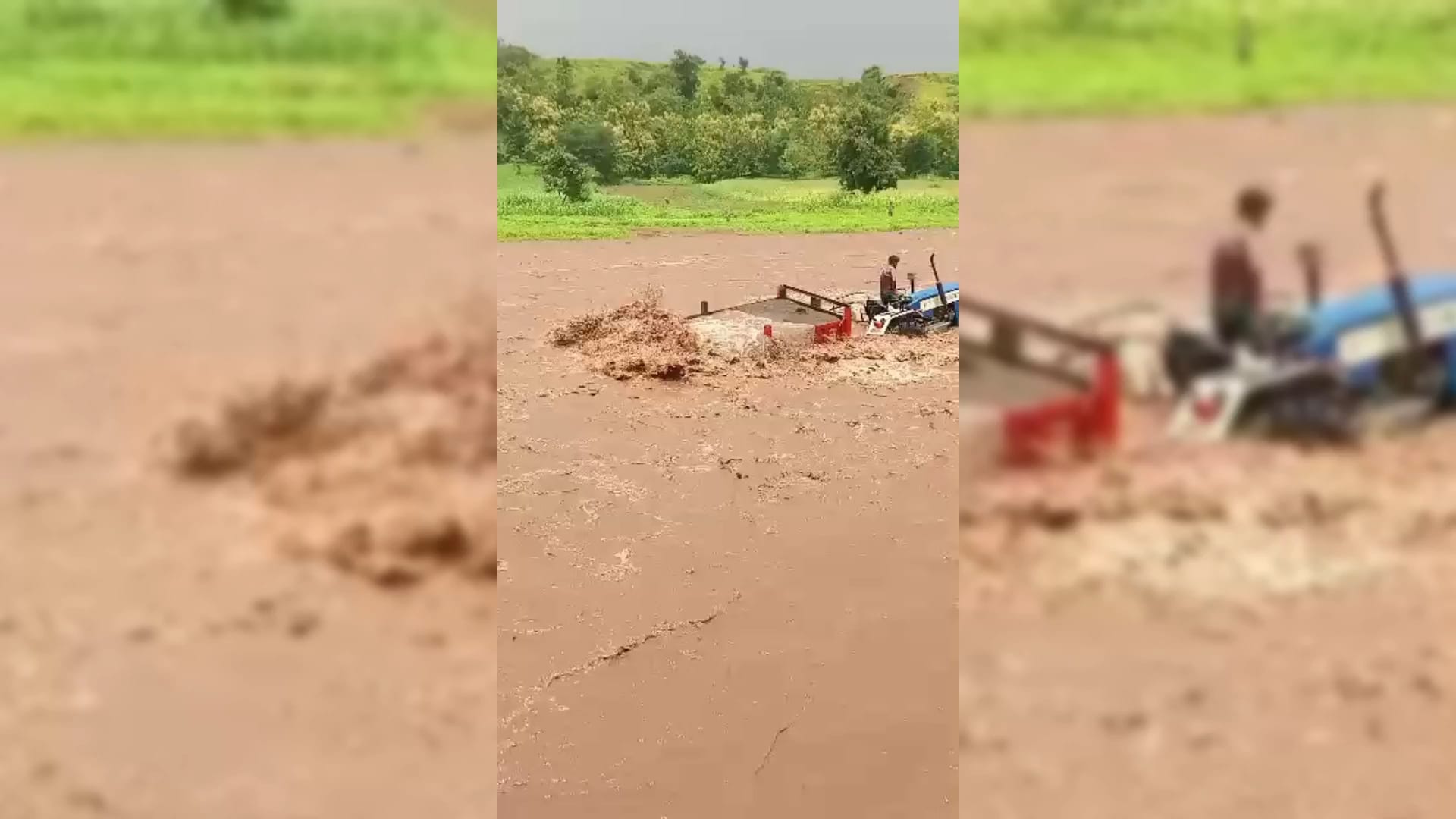 नदी में अचानक आयी बाढ़ में बहा ट्रैक्टर