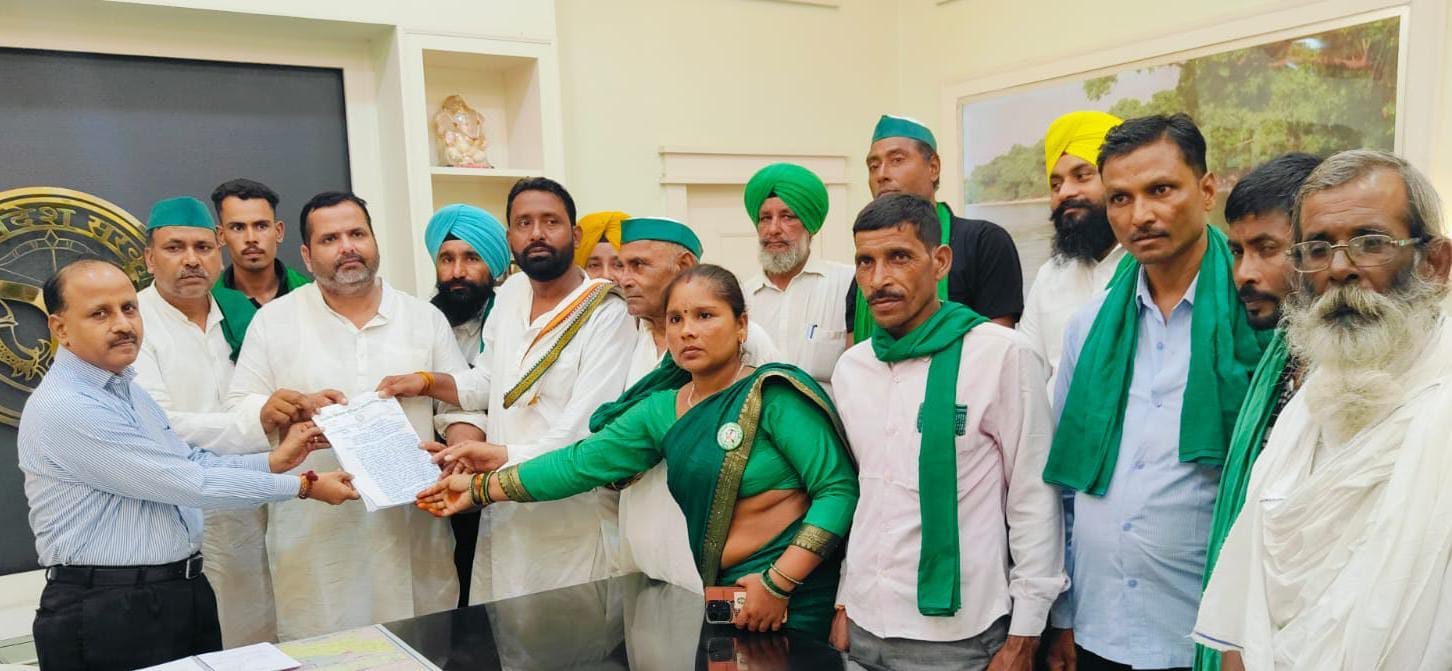 पीलीभीत में जुलूस लेकर कलक्ट्रेट जाते भाकियू कार्यकर्ता।संवाद