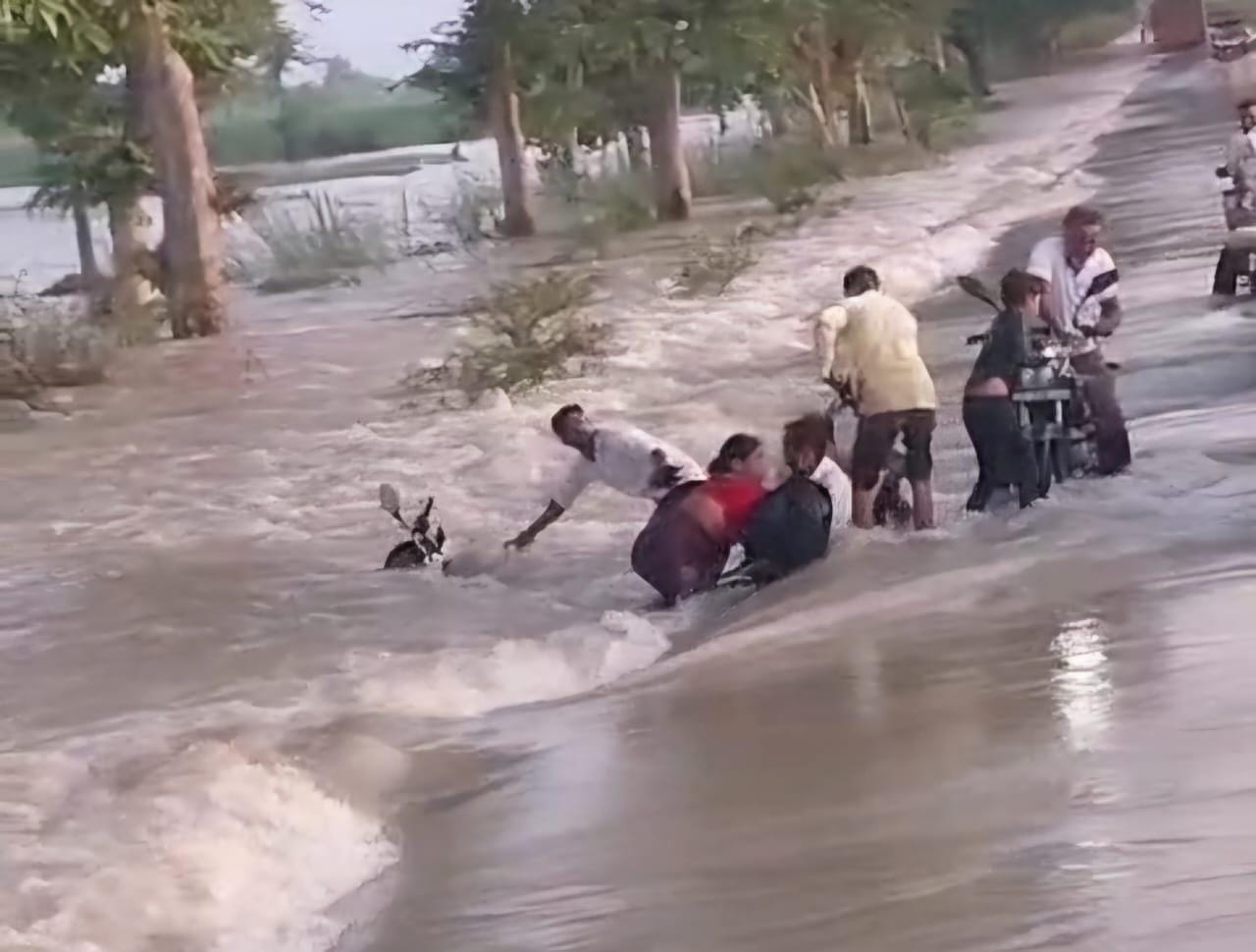 तिकुनियां रननगर गांव में सड़क पर बह रहा बाढ़ का पानी। संवाद