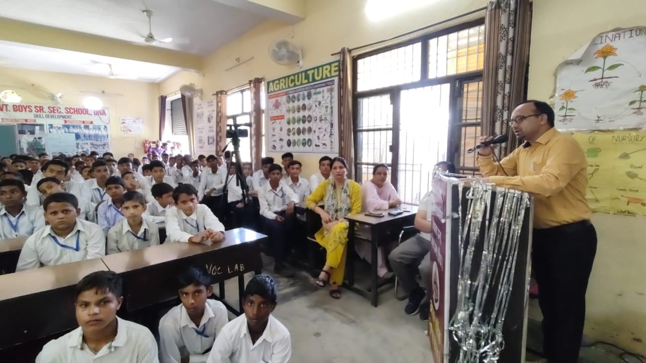 ऊना के बाल स्कूल में कक्षा में बैठे छात्र।संवाद