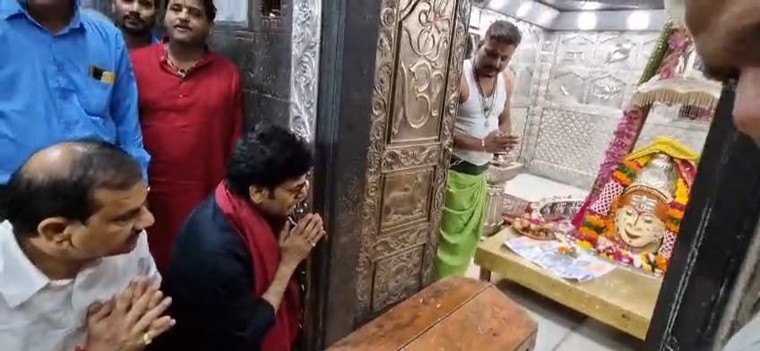 अभिनेता आशुतोष राणा पहुंचे बाबा महाकाल के दरबार... नंदी हॉल में बैठकर की शिव आराधना चांदी द्वार अभिनेता आशुतोष राणा पहुंचे बाबा महाकाल के दरबार... नंदी हॉल में बैठकर की शिव आराधना चांदी द्वार