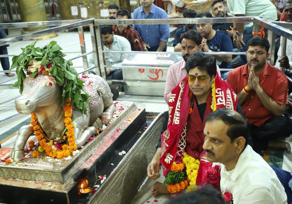अभिनेता आशुतोष राणा पहुंचे बाबा महाकाल के दरबार... नंदी हॉल में बैठकर की शिव आराधना चांदी द्वार अभिनेता आशुतोष राणा पहुंचे बाबा महाकाल के दरबार... नंदी हॉल में बैठकर की शिव आराधना चांदी द्वार