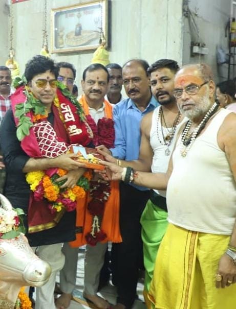 अभिनेता आशुतोष राणा पहुंचे बाबा महाकाल के दरबार... नंदी हॉल में बैठकर की शिव आराधना चांदी द्वार अभिनेता आशुतोष राणा पहुंचे बाबा महाकाल के दरबार... नंदी हॉल में बैठकर की शिव आराधना चांदी द्वार