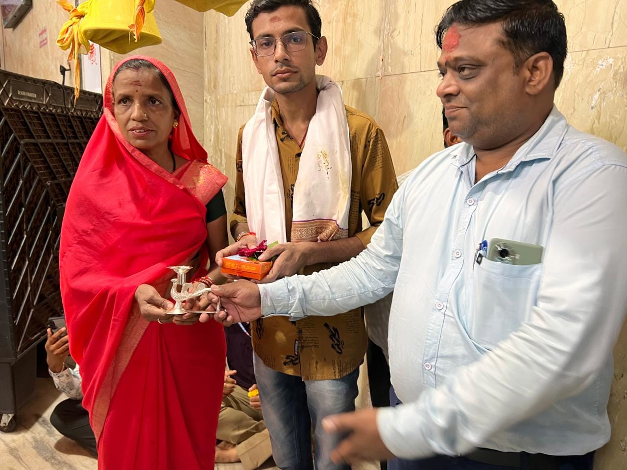 भस्म आरती मे बाबा महाकाल का दिखा हनुमान स्वरूप... भक्तों ने चांदी का छात्र और दीपक दान किया भस्म आरती मे बाबा महाकाल का दिखा हनुमान स्वरूप... भक्तों ने चांदी का छात्र और दीपक दान किया
