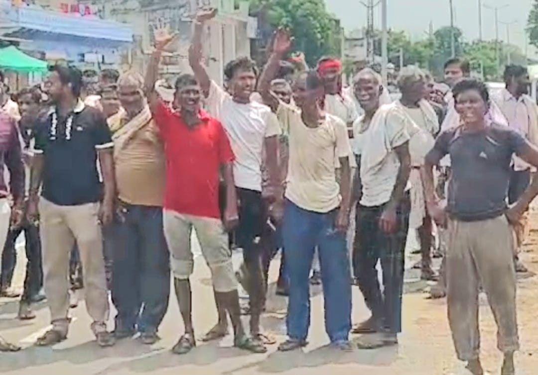 बांदीकुई सिकंदरा रोड को जाम करते हुए लोग