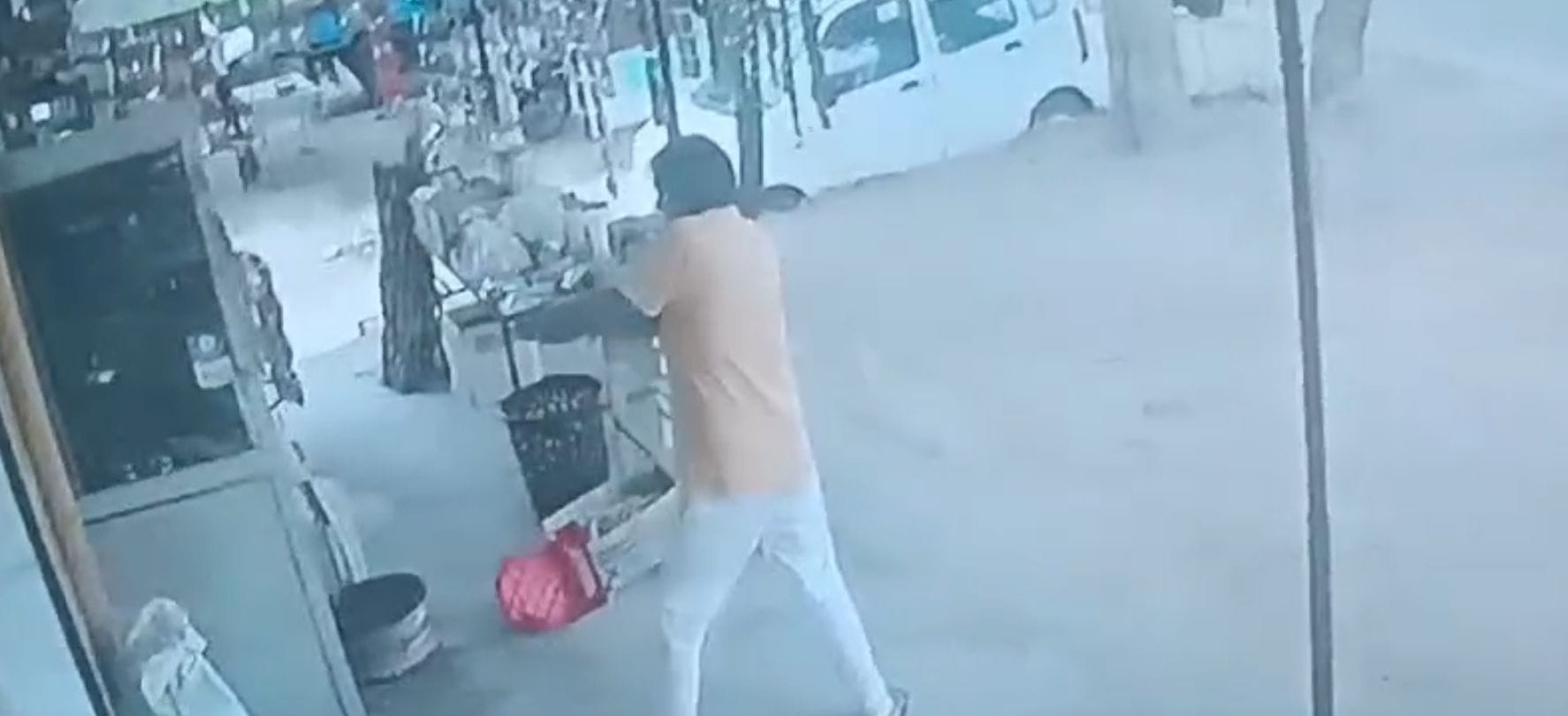 फोटो संख्या:65- सीसीटीवी फुटेज में दिख रहा भोजावास में दुकान के बाहर हथियार लेकर जाता आरोपी--स फोटो संख्या:65- सीसीटीवी फुटेज में दिख रहा भोजावास में दुकान के बाहर हथियार लेकर जाता आरोपी--स