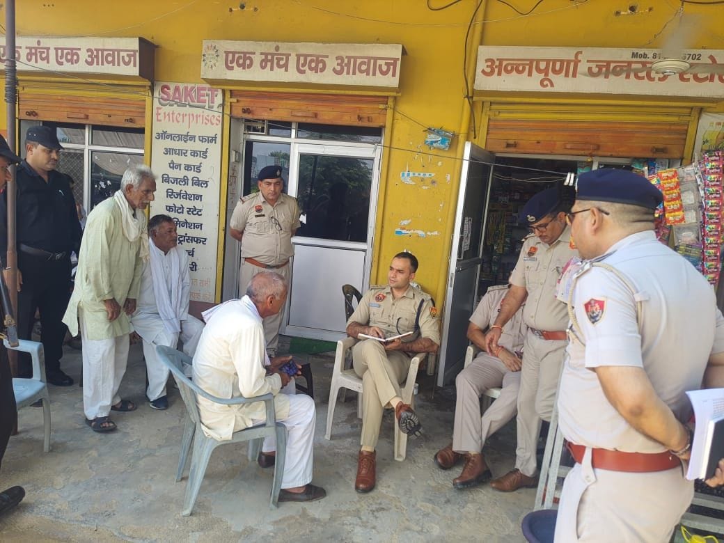 फोटो संख्या:65- सीसीटीवी फुटेज में दिख रहा भोजावास में दुकान के बाहर हथियार लेकर जाता आरोपी--स फोटो संख्या:65- सीसीटीवी फुटेज में दिख रहा भोजावास में दुकान के बाहर हथियार लेकर जाता आरोपी--स