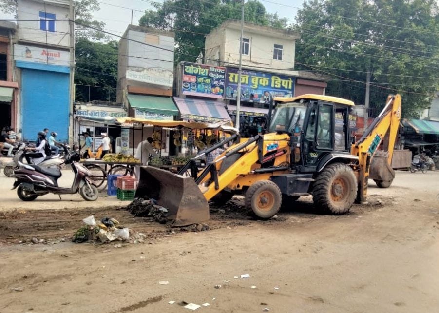 फोटो संख्या:70- बालाजी चौक पर ट्रॉली के माध्यम से रोड़े डालते कर्मचारी--संवाद फोटो संख्या:70- बालाजी चौक पर ट्रॉली के माध्यम से रोड़े डालते कर्मचारी--संवाद
