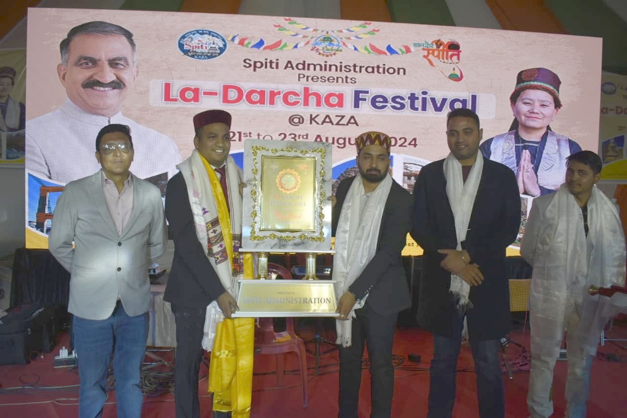 काजा में आयोजित लादरचा मेले क समापन पर लोग सांस्कृतिक कार्यक्रम का आंनद लेते हुए काजा में आयोजित लादरचा मेले क समापन पर लोग सांस्कृतिक कार्यक्रम का आंनद लेते हुए