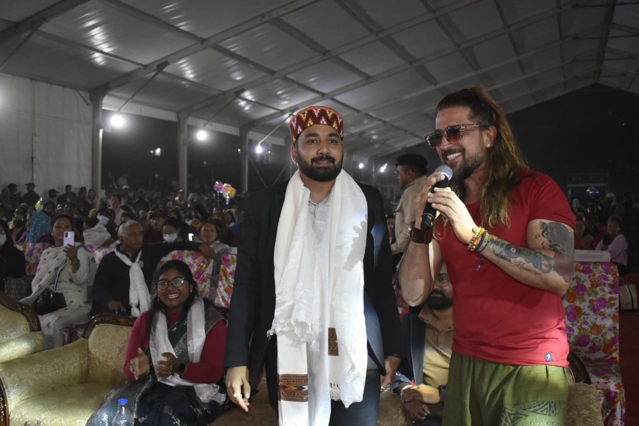 काजा में आयोजित लादरचा मेले क समापन पर लोग सांस्कृतिक कार्यक्रम का आंनद लेते हुए काजा में आयोजित लादरचा मेले क समापन पर लोग सांस्कृतिक कार्यक्रम का आंनद लेते हुए