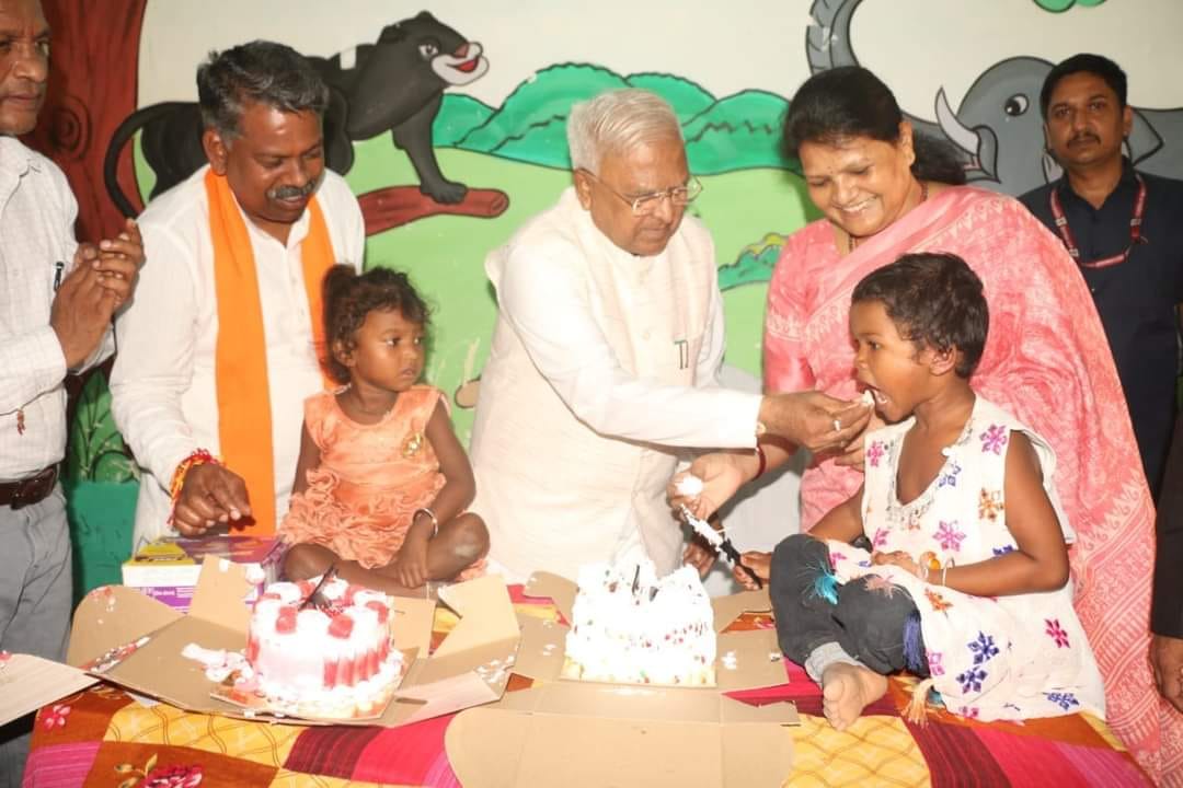 केक काटकर बच्चों का बर्थडे मनाते राज्यपाल केक काटकर बच्चों का बर्थडे मनाते राज्यपाल