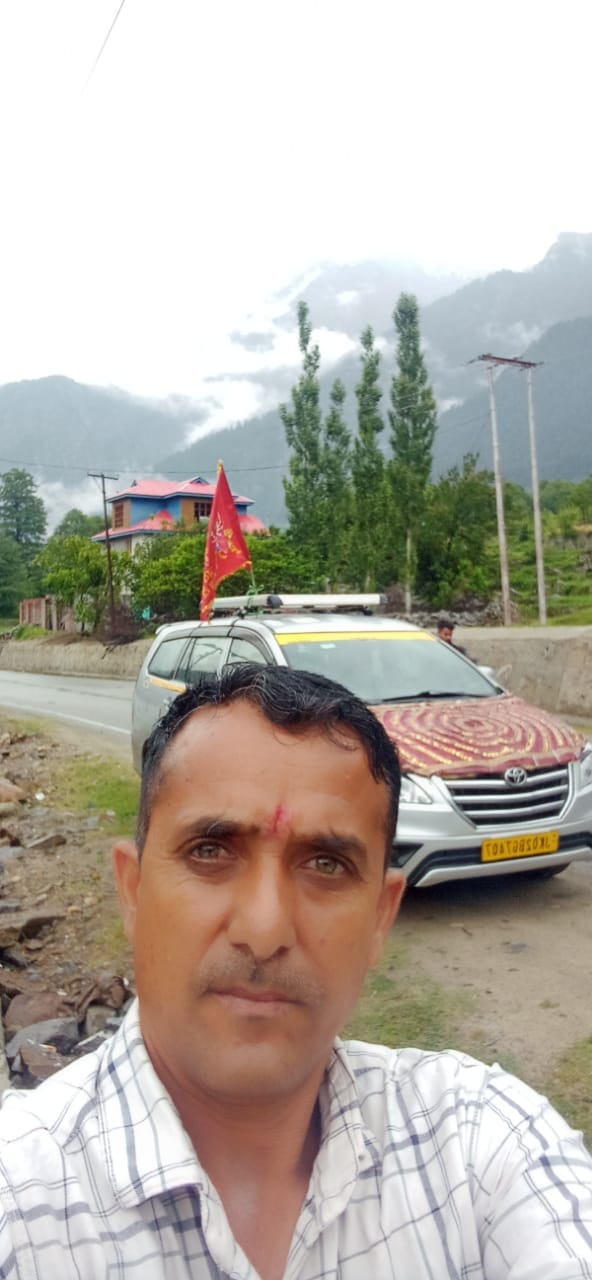 मंगल सिंह की फाइल फोटो: मौत के बाद विलाप करती पत्नी को सांत्वना देती बेटियां: स्रोत संवाद मंगल सिंह की फाइल फोटो: मौत के बाद विलाप करती पत्नी को सांत्वना देती बेटियां: स्रोत संवाद