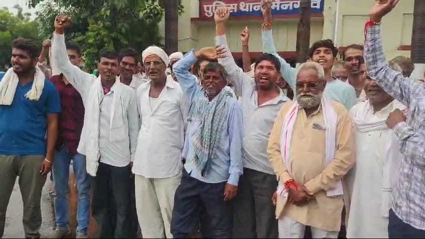 पुल निर्माण की मांग कर किसानों ने किया प्रदर्शन