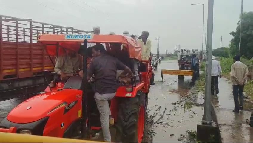पुल निर्माण की मांग कर किसानों ने किया प्रदर्शन