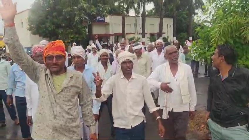 पुल निर्माण की मांग कर किसानों ने किया प्रदर्शन