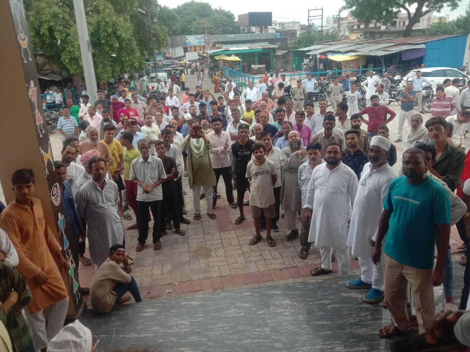 पीलीभीत रेलवे जंक्शन पर स्टेशन अधीक्षक को ज्ञापन सौंपते अधिवक्ता।स्रोत:अधिवक्ता पीलीभीत रेलवे जंक्शन पर स्टेशन अधीक्षक को ज्ञापन सौंपते अधिवक्ता।स्रोत:अधिवक्ता