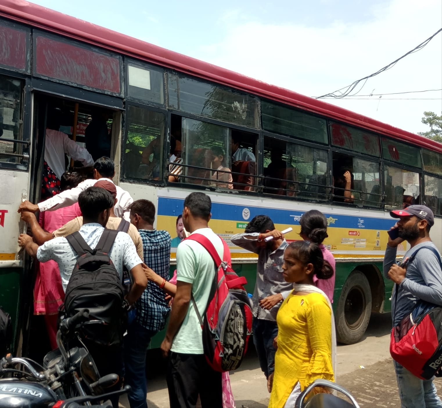 पीलीभीत शहर के डिग्री कॉलेज चौराहे के पास लगाया गई बैरीकेडिंग।संवाद पीलीभीत शहर के डिग्री कॉलेज चौराहे के पास लगाया गई बैरीकेडिंग।संवाद