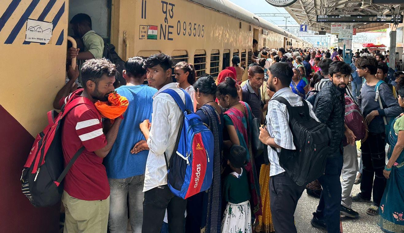 पीलीभीत शहर के डिग्री कॉलेज चौराहे के पास लगाया गई बैरीकेडिंग।संवाद पीलीभीत शहर के डिग्री कॉलेज चौराहे के पास लगाया गई बैरीकेडिंग।संवाद