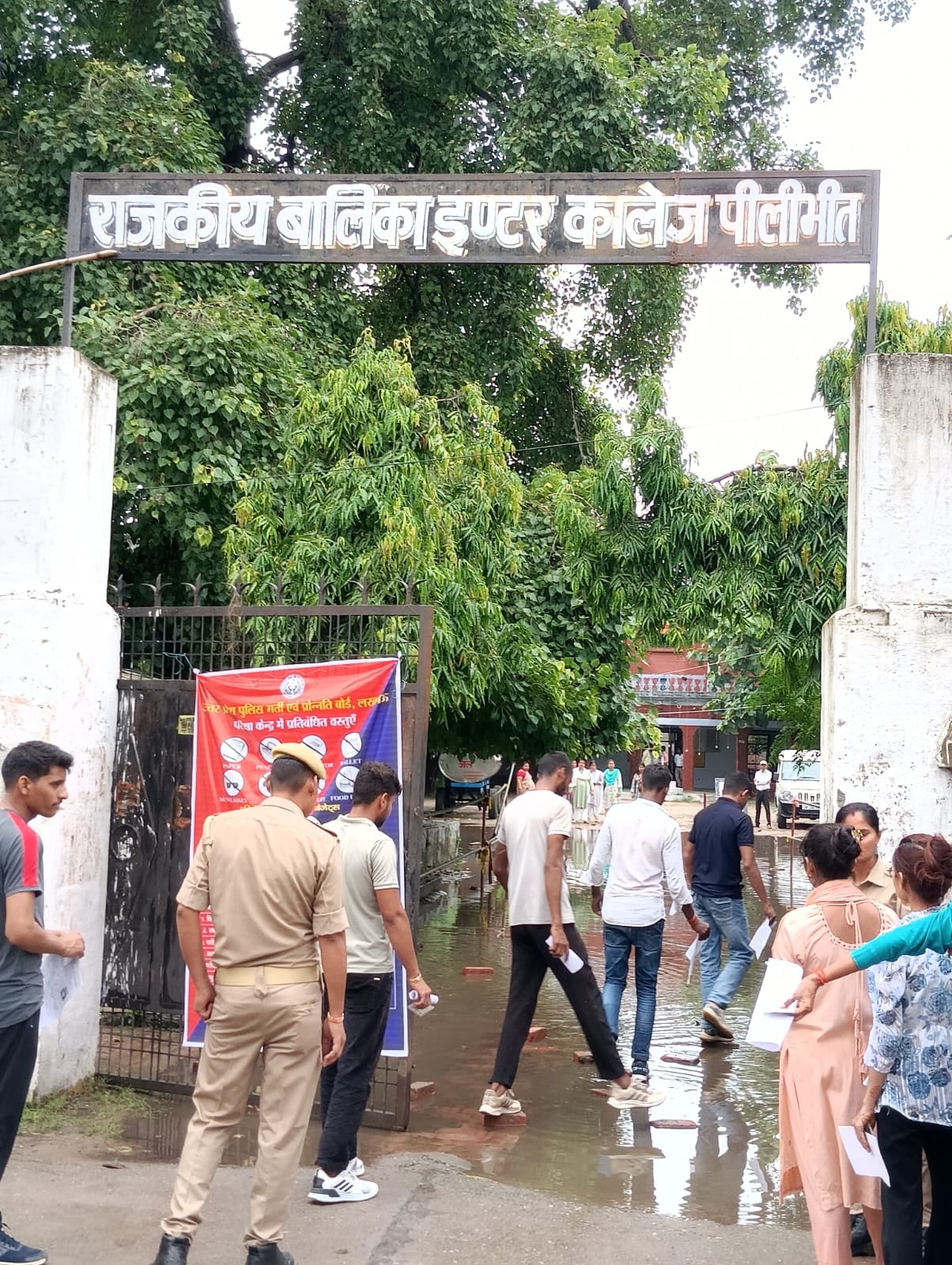 पीलीभीत शहर के नौगवां चौराहे के पास लगा जाम।संवाद पीलीभीत शहर के नौगवां चौराहे के पास लगा जाम।संवाद