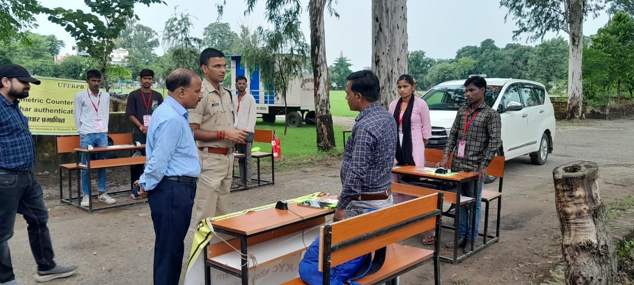 पीलीभीत शहर के उपाधि महाविद्यालय परीक्षा केंद्र गेट पर लगी अभ्यर्थियों की लाइन।संवाद पीलीभीत शहर के उपाधि महाविद्यालय परीक्षा केंद्र गेट पर लगी अभ्यर्थियों की लाइन।संवाद
