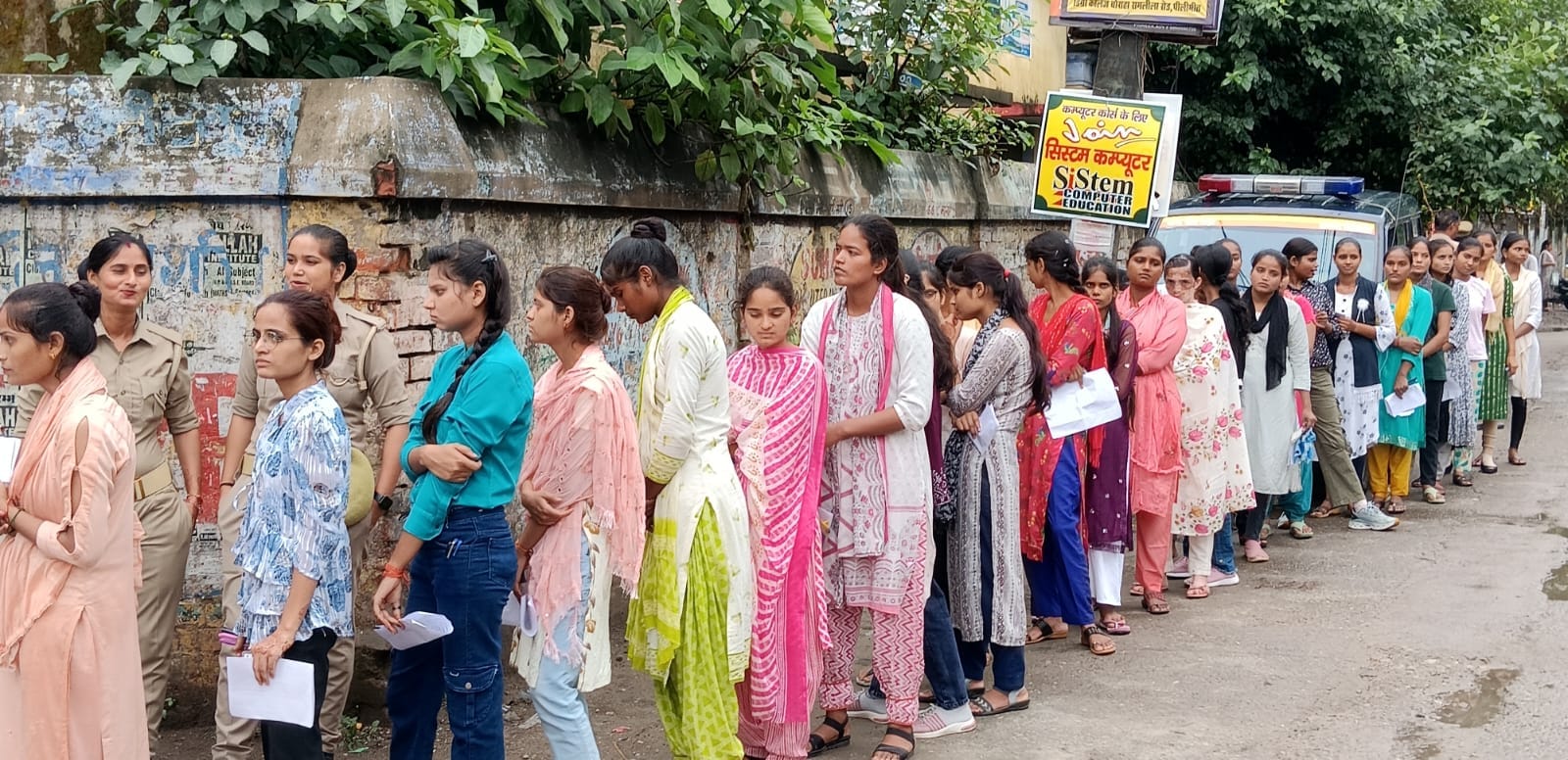 पीलीभीत शहर के उपाधि महाविद्यालय परीक्षा केंद्र गेट पर लगी अभ्यर्थियों की लाइन।संवाद पीलीभीत शहर के उपाधि महाविद्यालय परीक्षा केंद्र गेट पर लगी अभ्यर्थियों की लाइन।संवाद