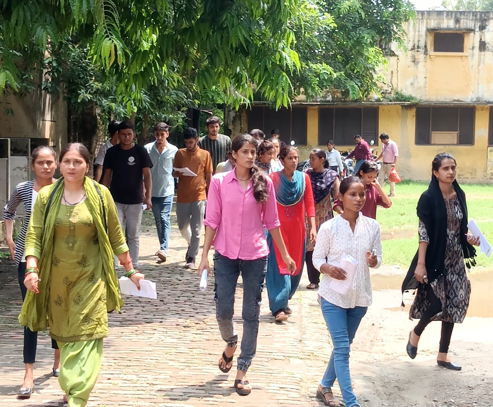 पीलीभीत शहर के उपाधि महाविद्यालय परीक्षा केंद्र गेट पर लगी अभ्यर्थियों की लाइन।संवाद पीलीभीत शहर के उपाधि महाविद्यालय परीक्षा केंद्र गेट पर लगी अभ्यर्थियों की लाइन।संवाद