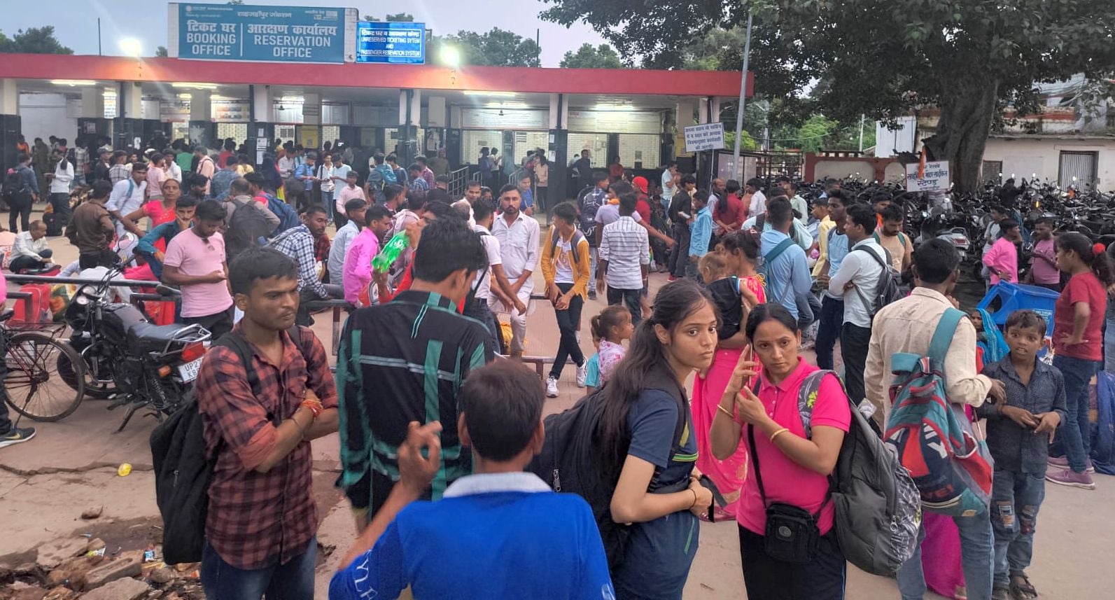 रेलवे स्टेशन पर बरेली बनारस एक्सप्रेस में चढ़ने के लिए जूझते अभ्यर्थी। संवाद
