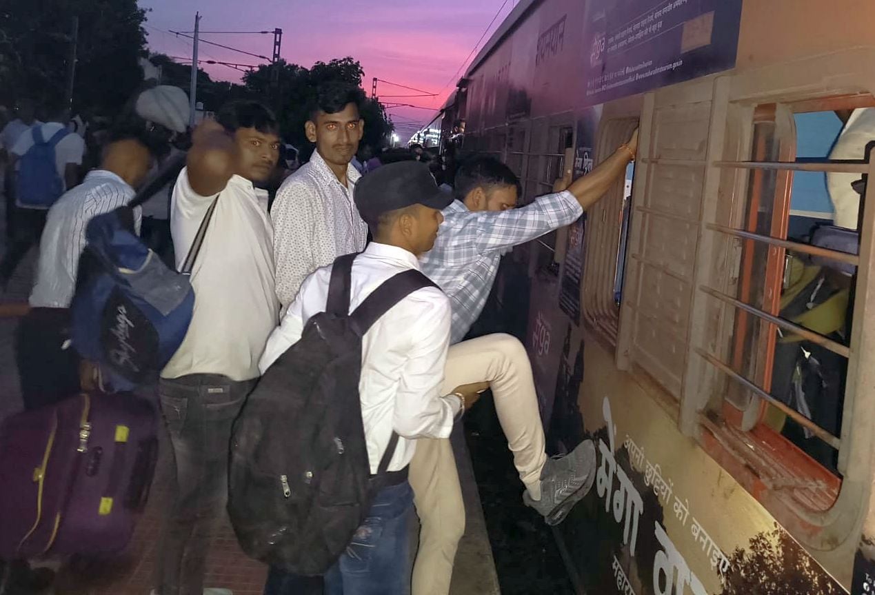 रेलवे स्टेशन पर बरेली बनारस एक्सप्रेस में चढ़ने के लिए जूझते अभ्यर्थी। संवाद