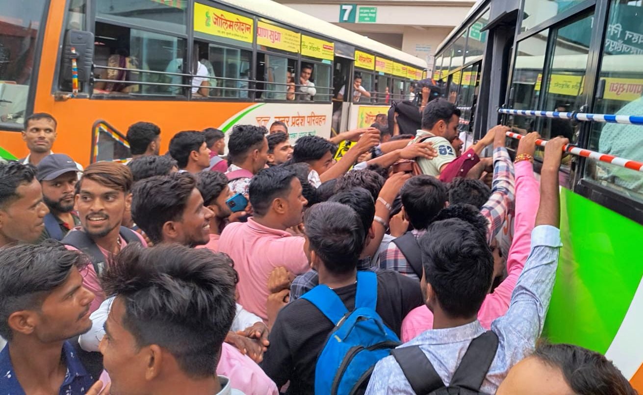 रेलवे स्टेशन पर बरेली बनारस एक्सप्रेस में चढ़ने के लिए जूझते अभ्यर्थी। संवाद