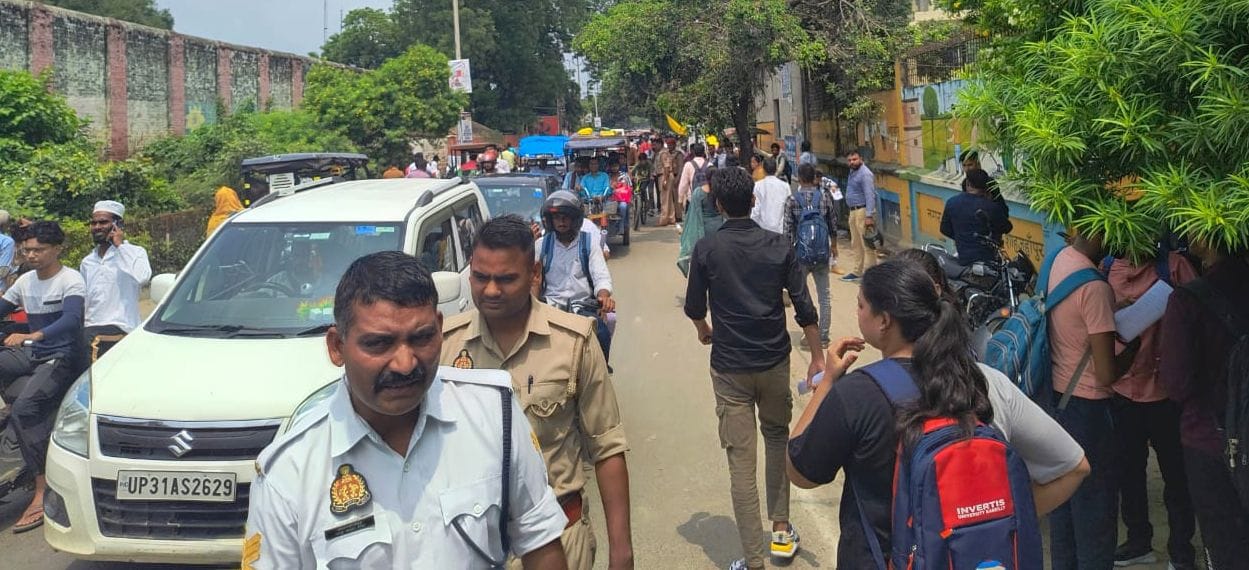 शाहजहांपुर में जननायक एक्सप्रेस आने पर लगी यात्रियों की भीड़। संवाद शाहजहांपुर में जननायक एक्सप्रेस आने पर लगी यात्रियों की भीड़। संवाद