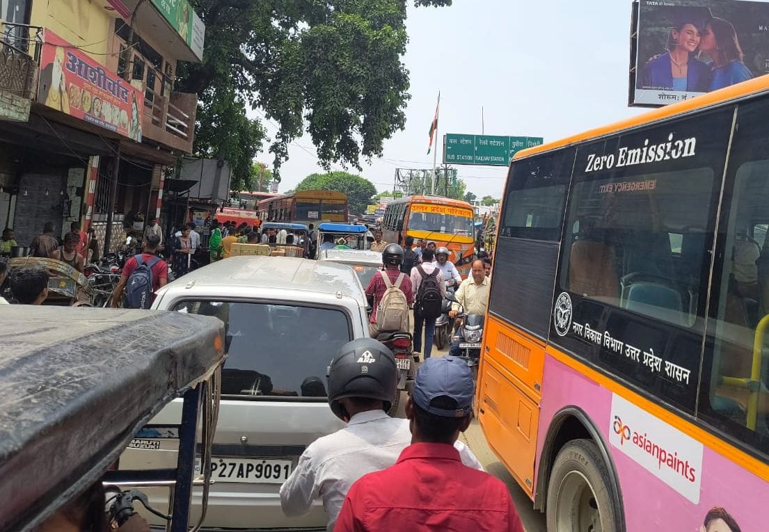शाहजहांपुर में जननायक एक्सप्रेस आने पर लगी यात्रियों की भीड़। संवाद शाहजहांपुर में जननायक एक्सप्रेस आने पर लगी यात्रियों की भीड़। संवाद