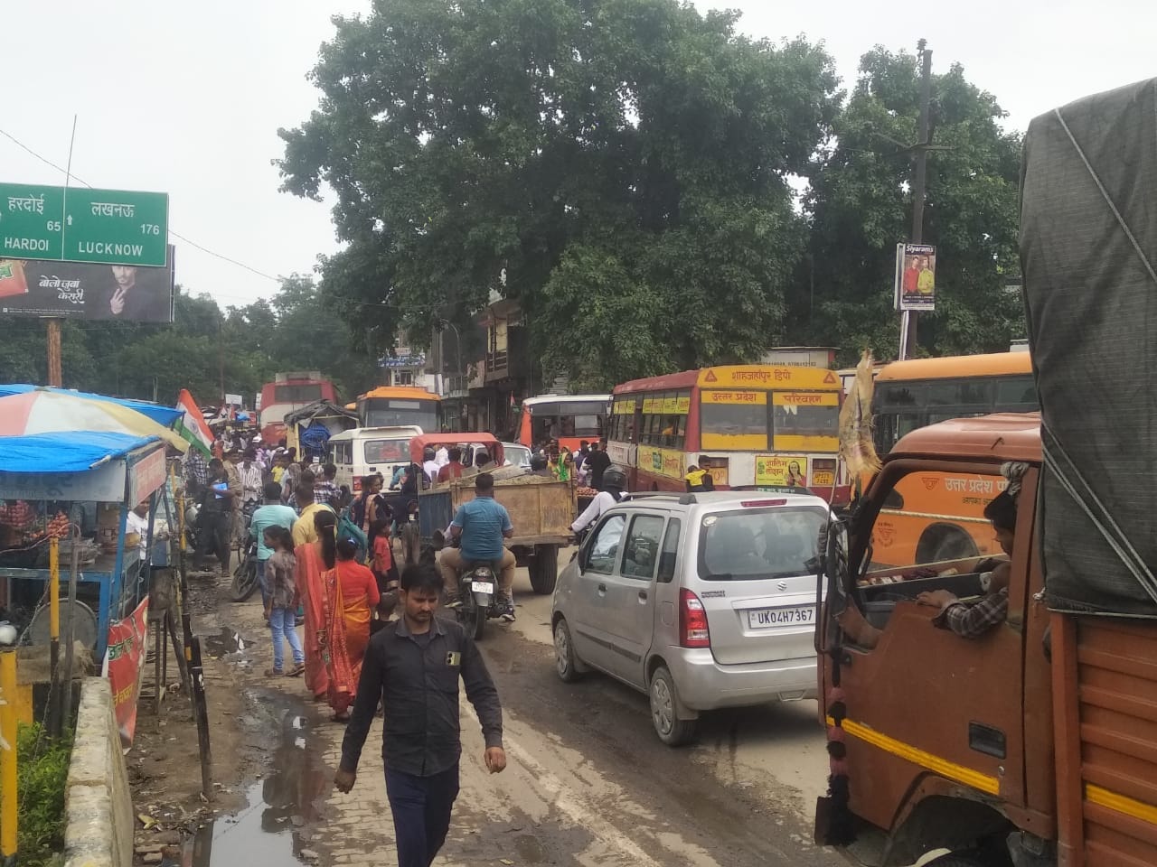 शाहजहांपुर में जननायक एक्सप्रेस आने पर लगी यात्रियों की भीड़। संवाद शाहजहांपुर में जननायक एक्सप्रेस आने पर लगी यात्रियों की भीड़। संवाद