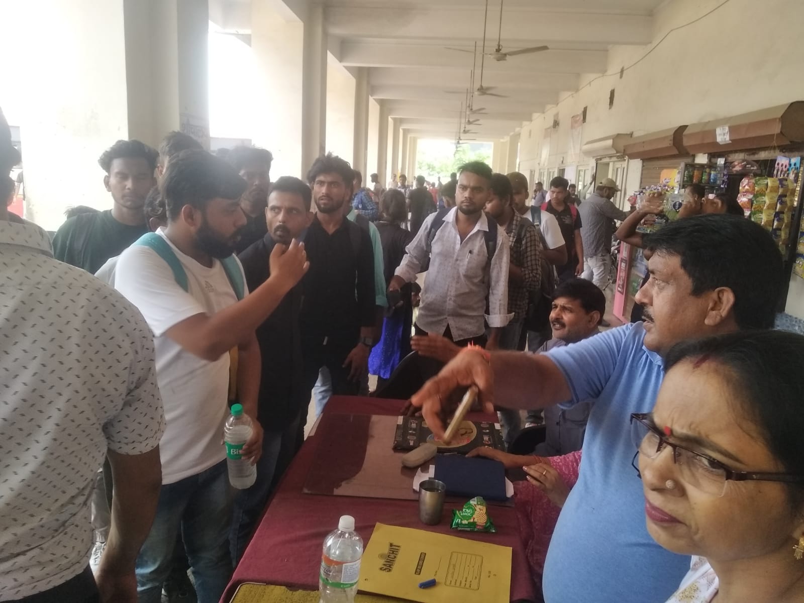 शाहजहांपुर में जननायक एक्सप्रेस आने पर लगी यात्रियों की भीड़। संवाद शाहजहांपुर में जननायक एक्सप्रेस आने पर लगी यात्रियों की भीड़। संवाद