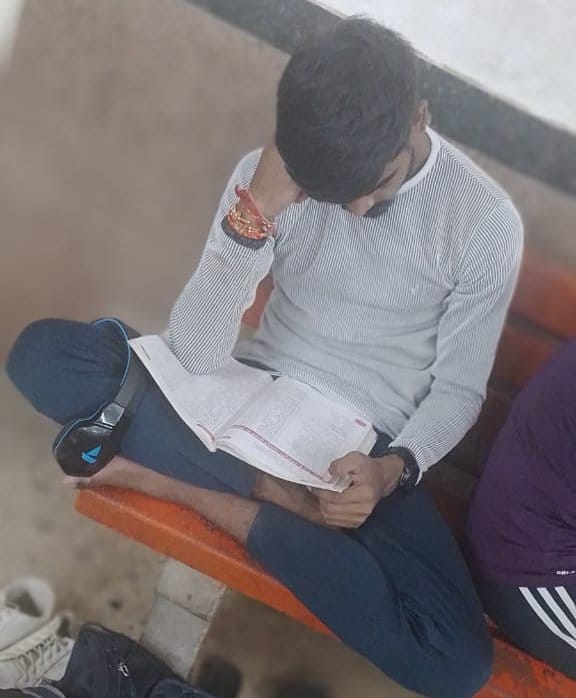 शामली रेलवे स्टेशन पर रात में पढाई करते अभ्यर्थी।संवाद शामली रेलवे स्टेशन पर रात में पढाई करते अभ्यर्थी।संवाद