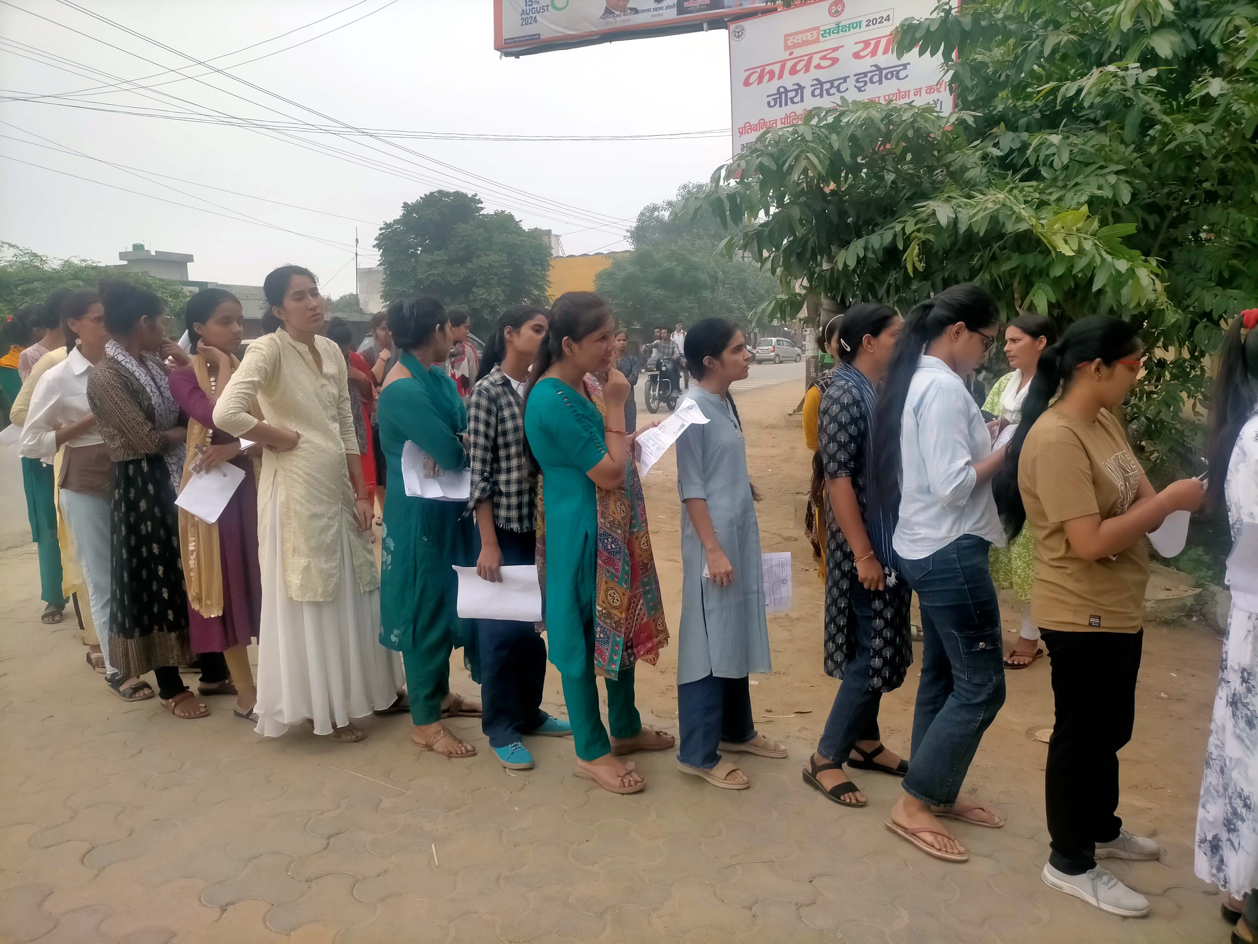 शामली रेलवे स्टेशन पर रात में पढाई करते अभ्यर्थी।संवाद शामली रेलवे स्टेशन पर रात में पढाई करते अभ्यर्थी।संवाद