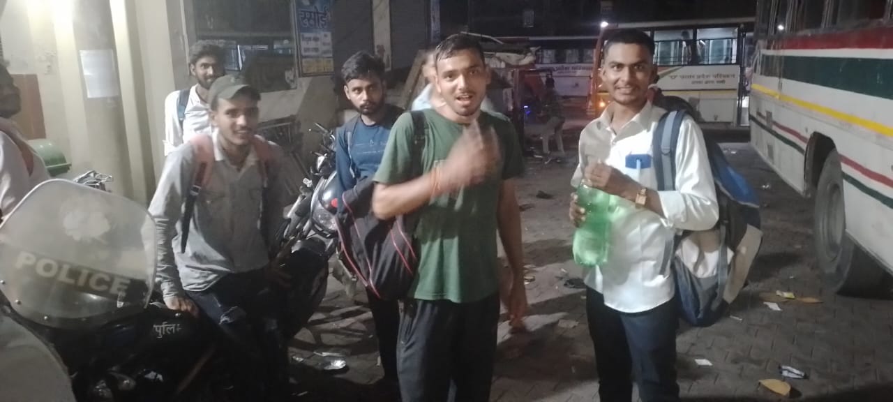 शामली रेलवे स्टेशन पर सोते अभ्यर्थी। संवाद शामली रेलवे स्टेशन पर सोते अभ्यर्थी। संवाद