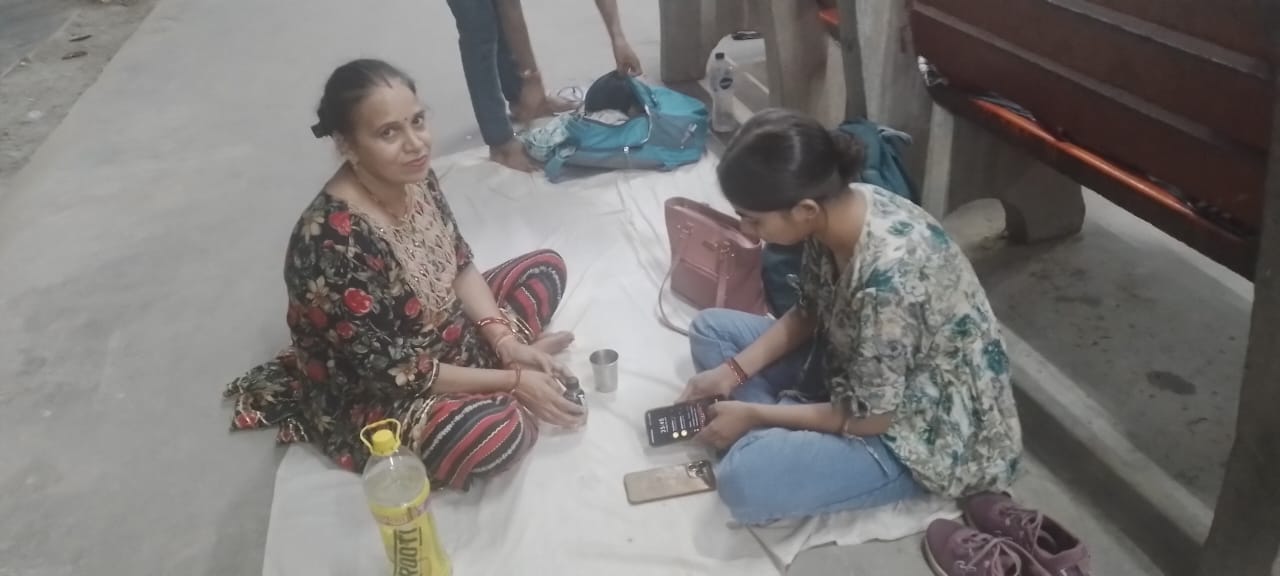 शामली रेलवे स्टेशन पर सोते अभ्यर्थी। संवाद शामली रेलवे स्टेशन पर सोते अभ्यर्थी। संवाद