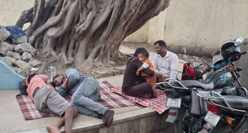 शामली रेलवे स्टेशन पर सोते अभ्यर्थी। संवाद शामली रेलवे स्टेशन पर सोते अभ्यर्थी। संवाद