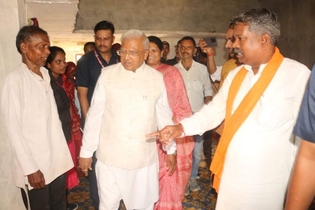 योजनाओं का जायजा लेते राज्यपाल