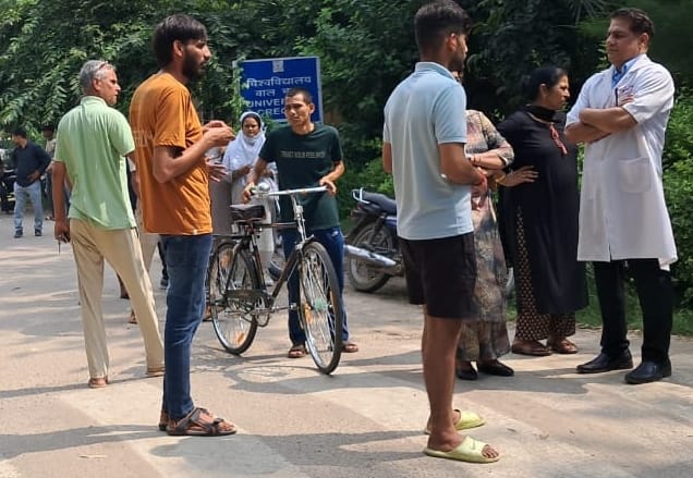 24सीटीके12..पीजीआई से श्रीनगर का गेट बंद होने पर पीजीआई गार्ड से बात करते निवासी। संवाद 24सीटीके12..पीजीआई से श्रीनगर का गेट बंद होने पर पीजीआई गार्ड से बात करते निवासी। संवाद