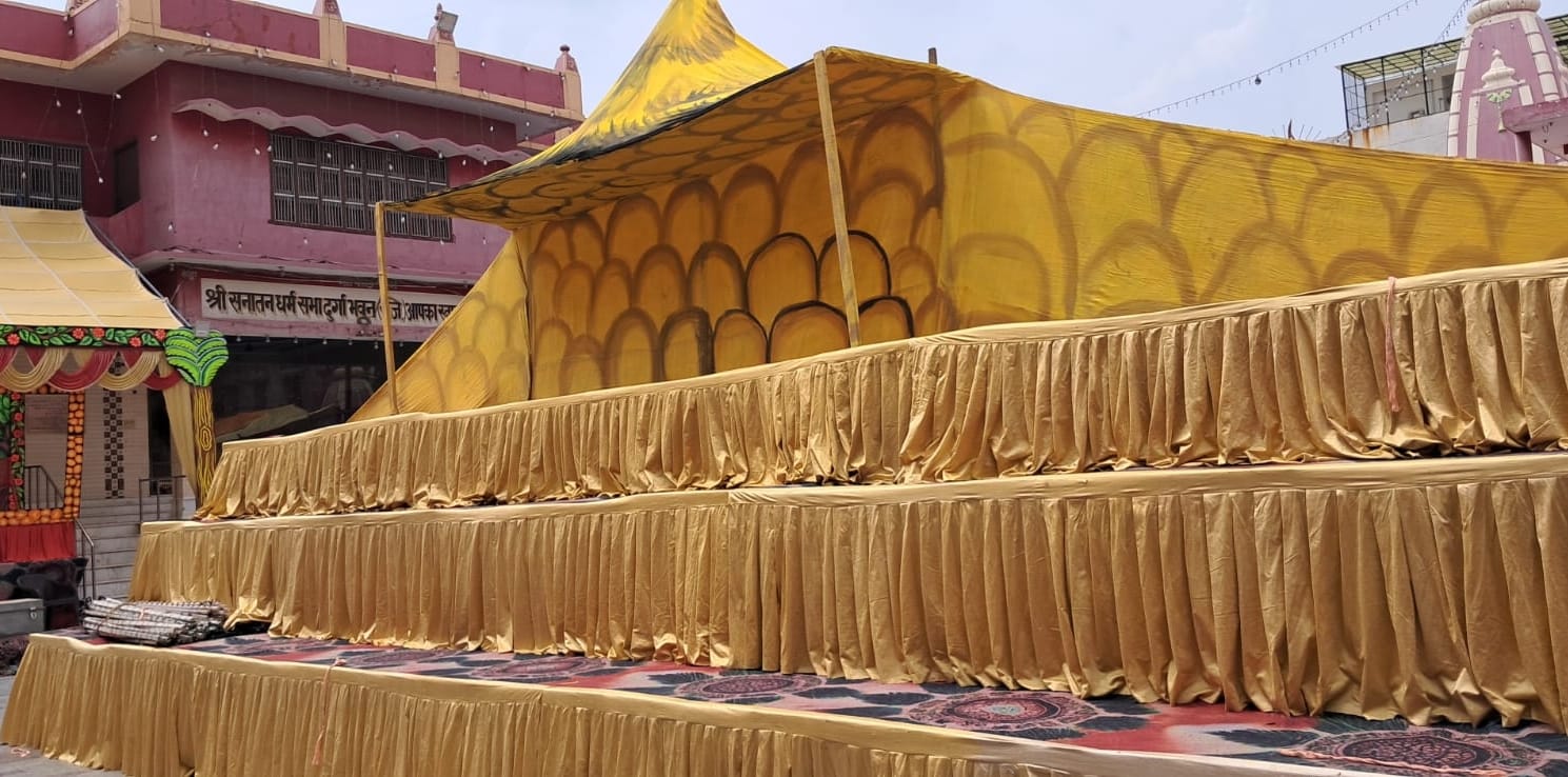24सीटीके32..दुर्गा भवन मंदिर में जन्माष्टमी महोत्सव को लेकर झांकी को  तैयार करते कारीगर। संवाद