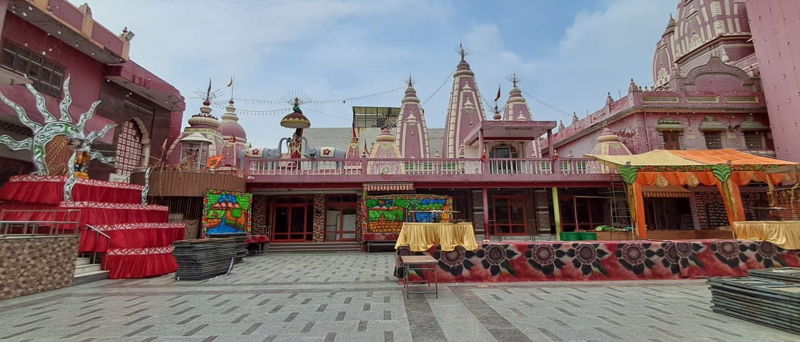 24सीटीके32..दुर्गा भवन मंदिर में जन्माष्टमी महोत्सव को लेकर झांकी को  तैयार करते कारीगर। संवाद