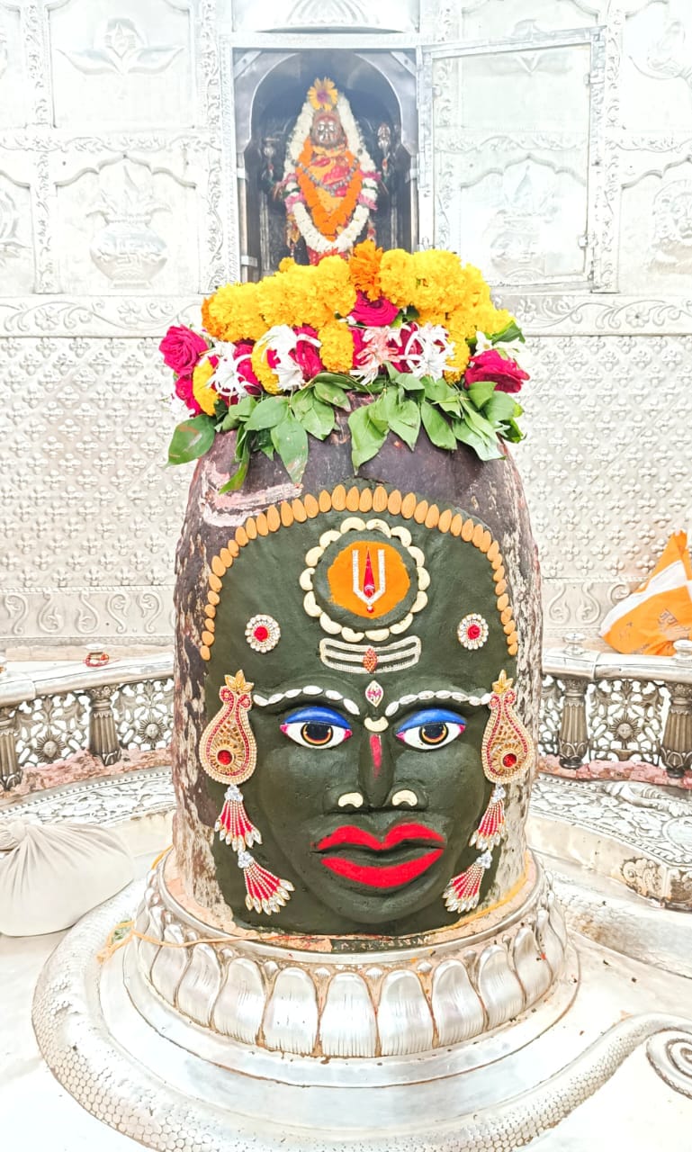भस्म आरती मे आज वैष्णव तिलक और त्रिपुंड लगाकर सजे बाबा महाकाल स्वरूप...