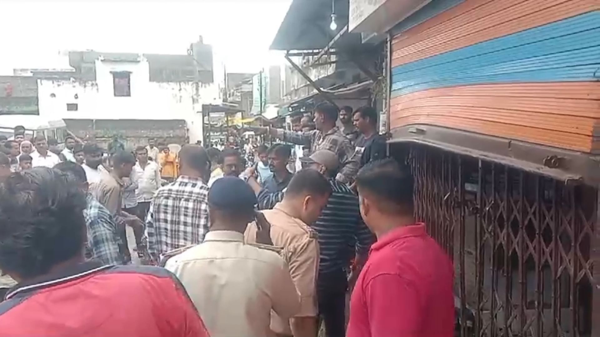 बोरगांव बुजुर्ग में दो ज्वेलरी शॉप को चोरों ने बनाया निशाना