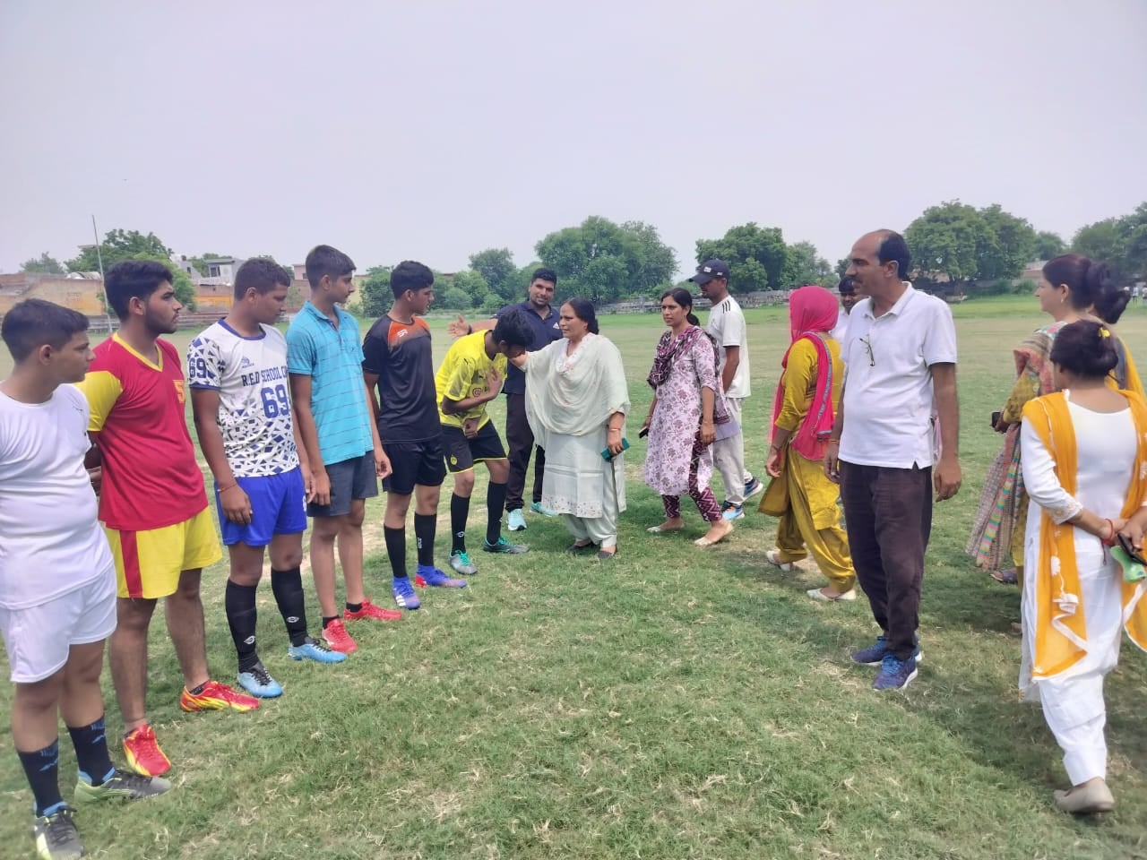 फोटो 73: मैच से पहले खिलाडिय़ों से परिचय लेते डीडीओ स्नेहलता।