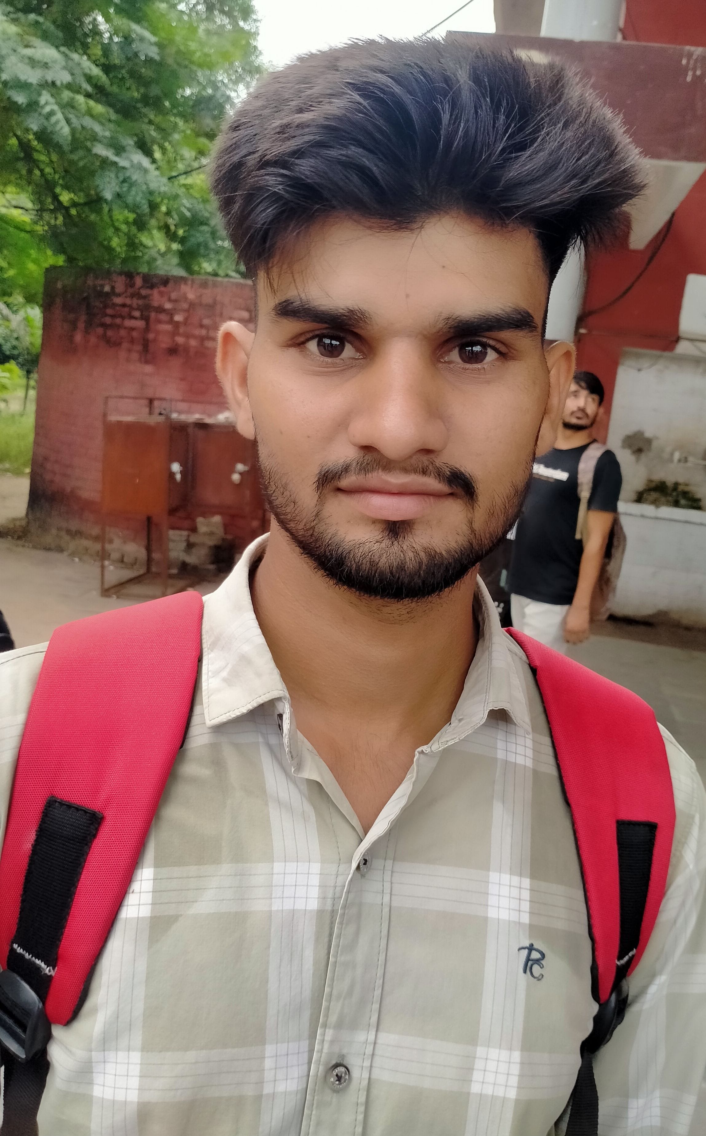 फोटो संख्या:65- महेंद्रगढ़ बस स्टैंड़ पर बस में सवार होते विद्यार्थी--संवाद