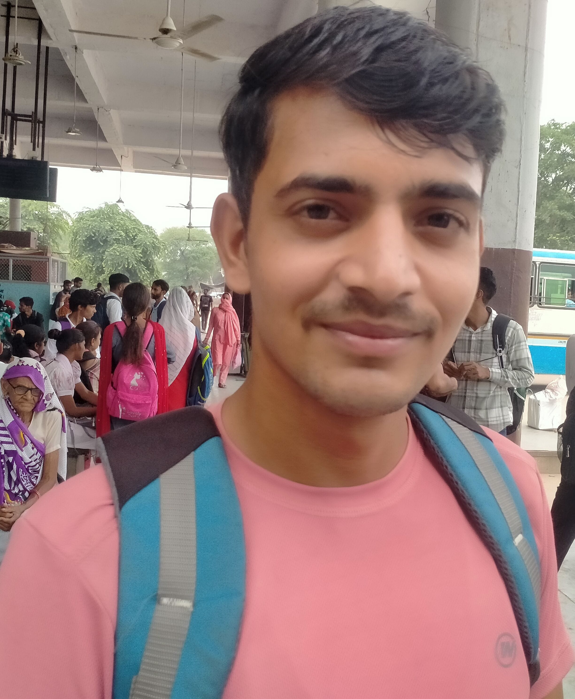 फोटो संख्या:65- महेंद्रगढ़ बस स्टैंड़ पर बस में सवार होते विद्यार्थी--संवाद